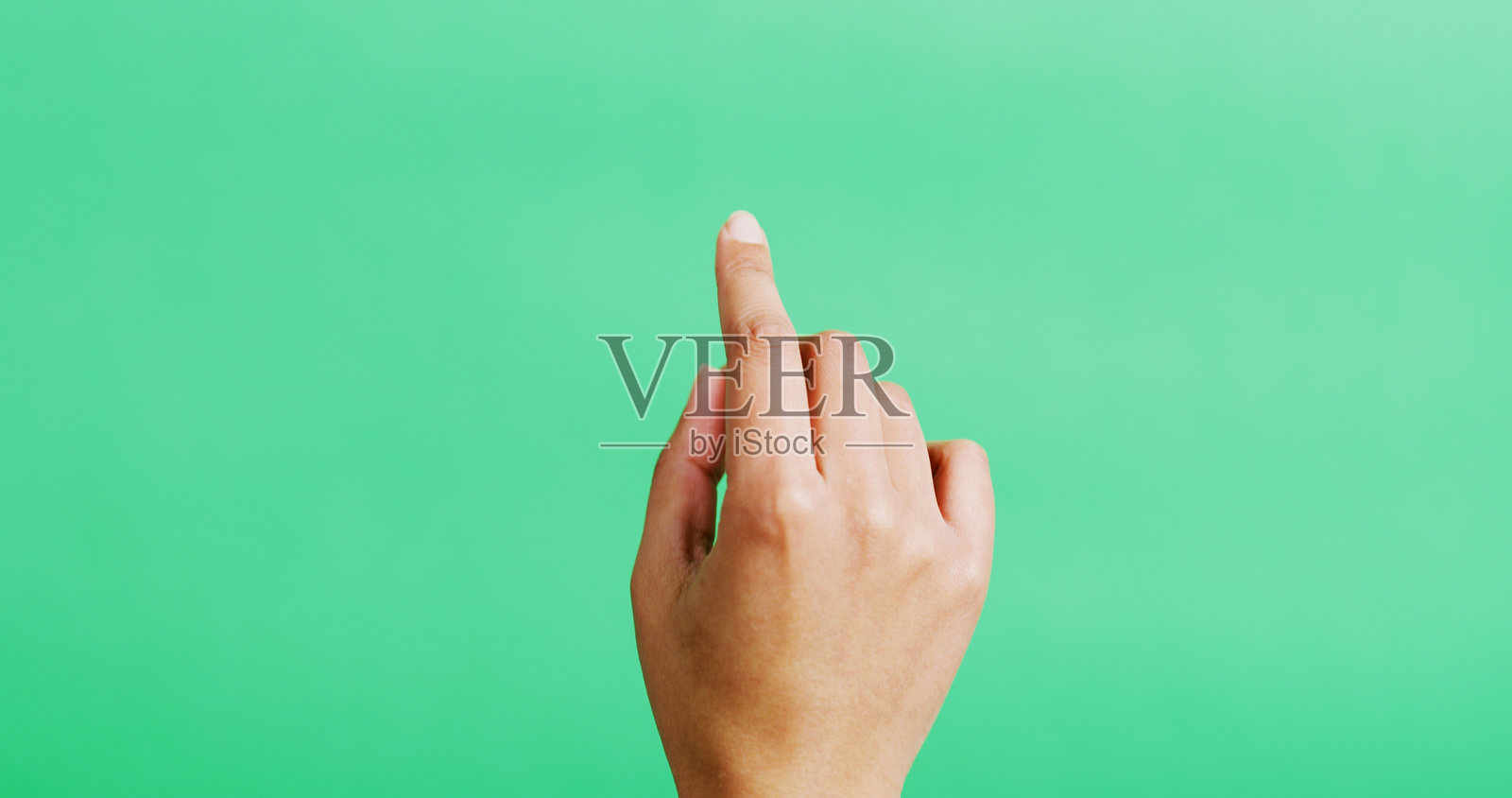 工作室的手部点击和模型空间，手势和滚动指示，空旷的绿色背景。人、手指和用户体验的界面或响应式显示，触摸和虚拟屏幕。照片摄影图片