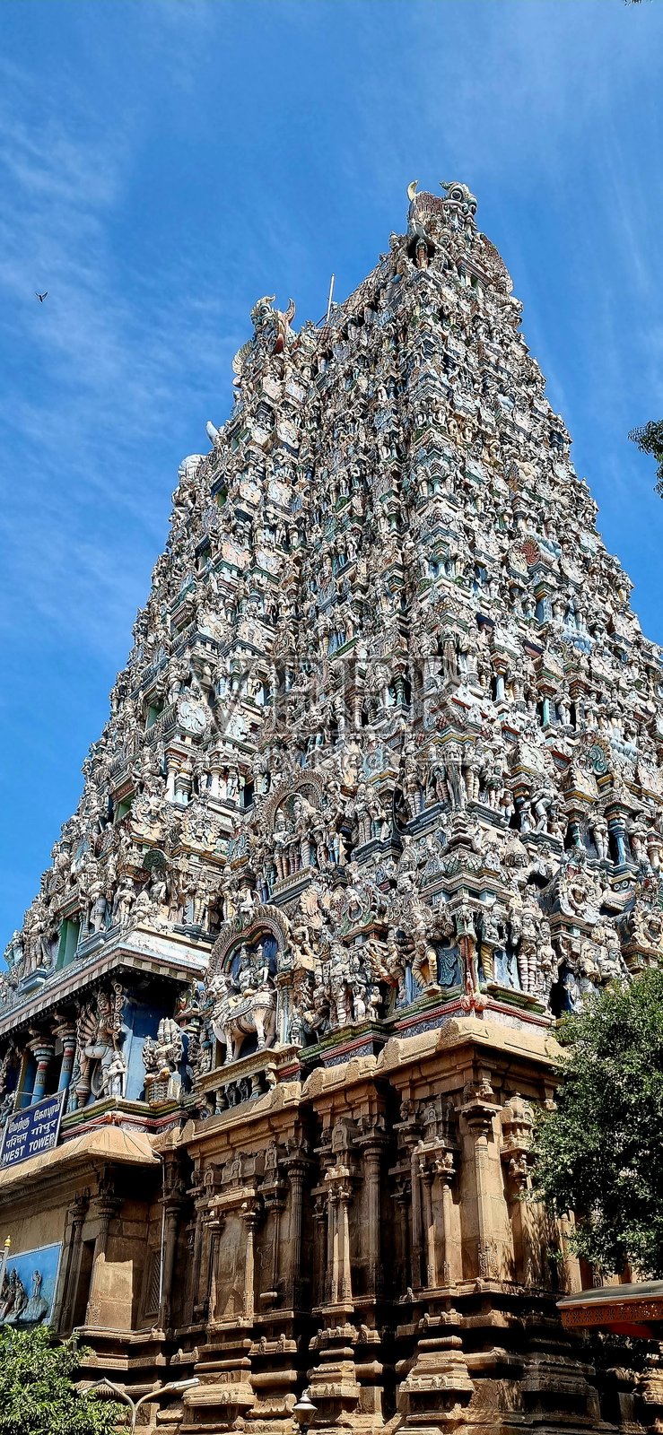 马杜赖米纳克希神庙的精雕细琢的戈布拉姆，一座位于印度泰米尔纳德邦马杜赖的历史悠久的德拉威达风格印度教寺庙。色彩缤纷的雕刻描绘了神话人物和神圣的故事。照片摄影图片