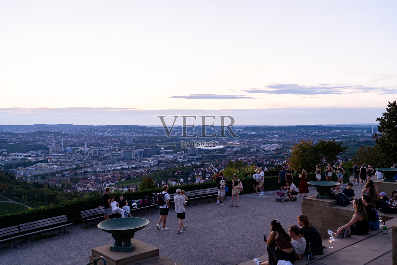 2025年9月20日，人们聚集在俯瞰德国斯图加特市的符腾堡陵墓观景点。照片摄影图片
