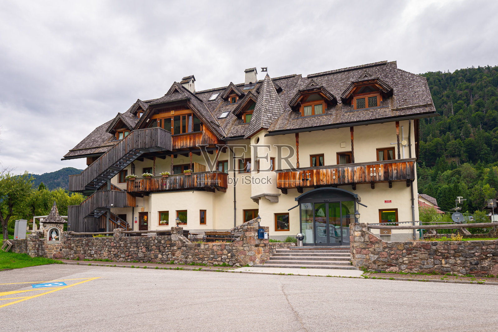 意大利塔尔维西奥镇的木屋式酒店。照片摄影图片