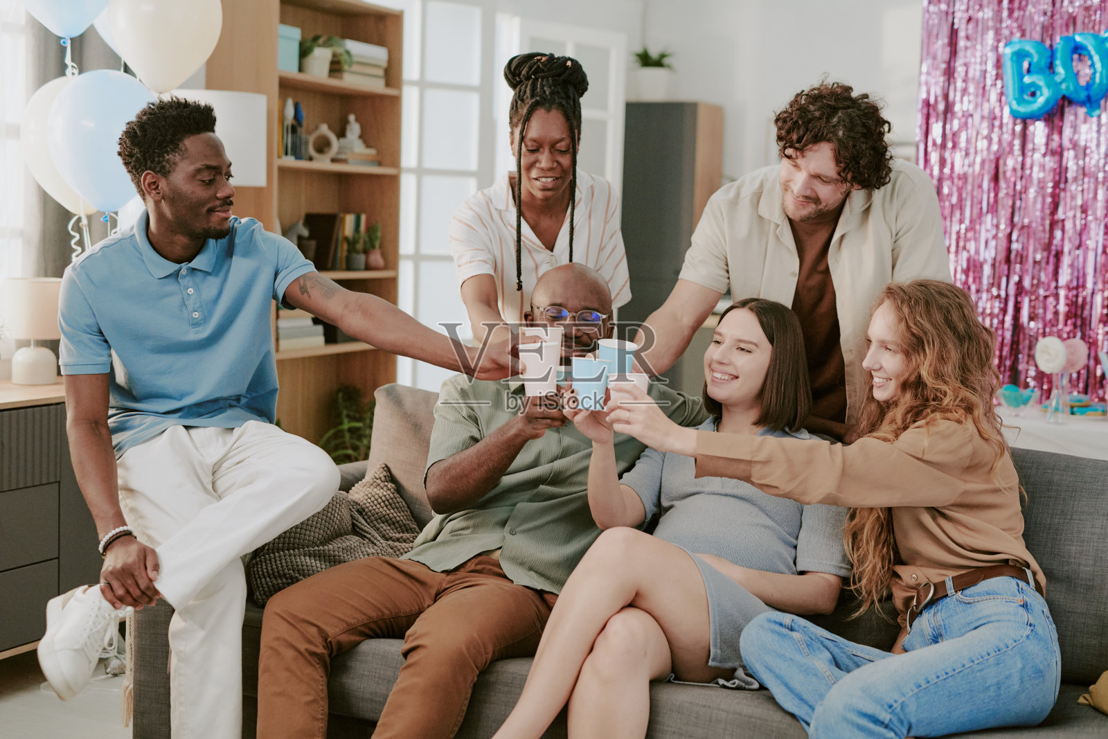 一群年轻人在家聚会，欢乐庆祝照片摄影图片