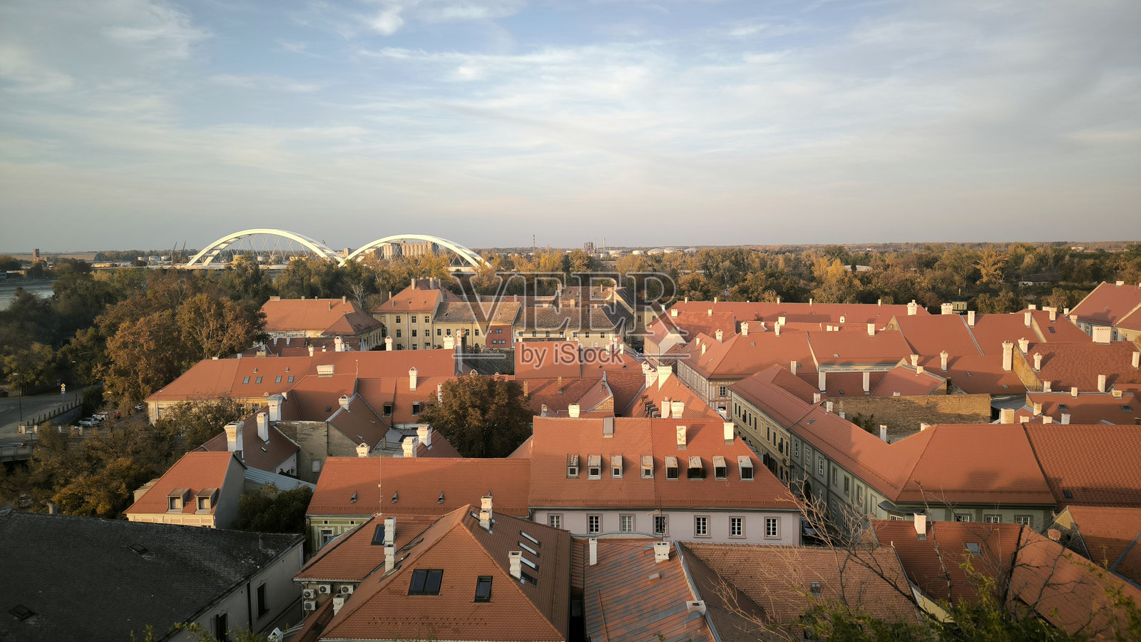 秋日暖阳下的十一月，从要塞俯瞰的彼得罗瓦拉丁小镇红砖屋顶照片摄影图片