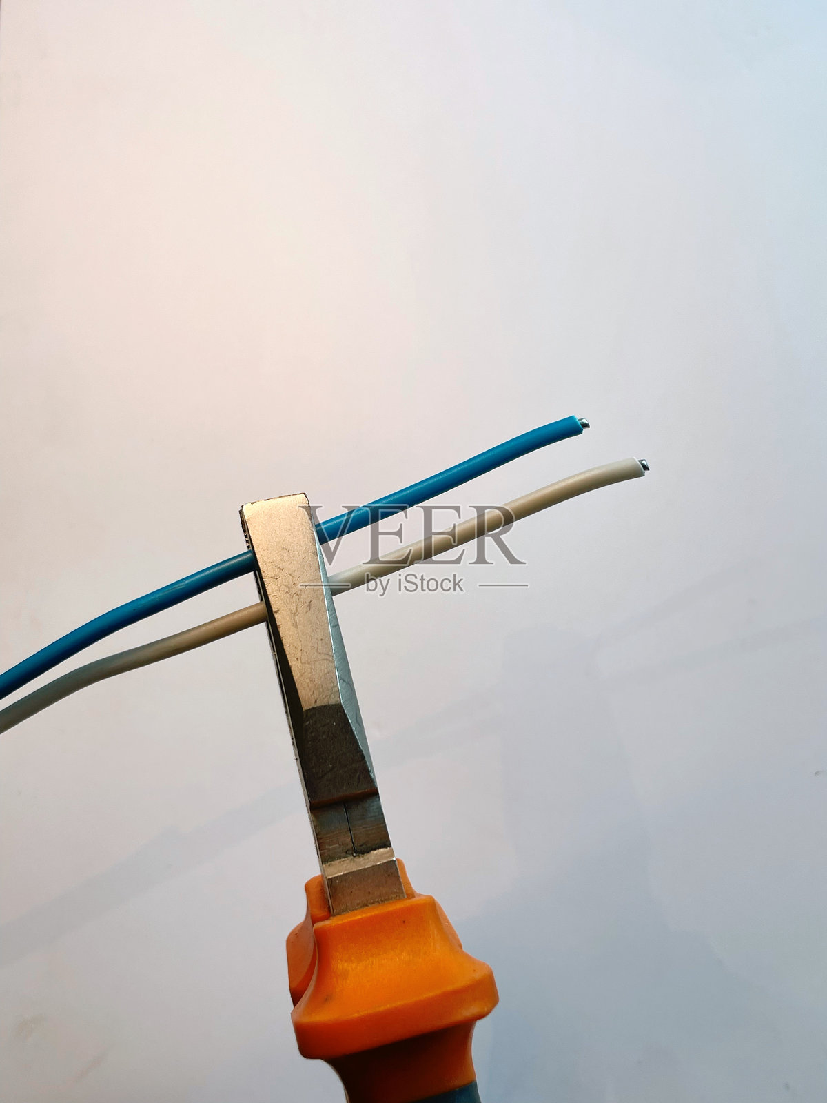 钳子夹着蓝色和白色的电线照片摄影图片