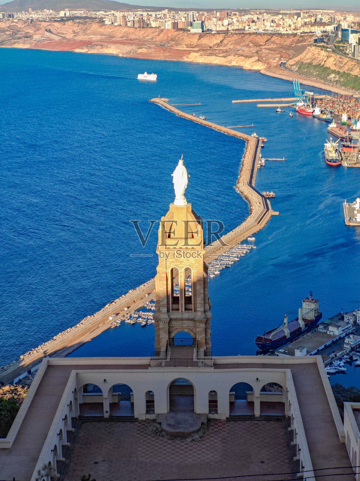 城市脉搏之上：从圣克鲁斯之巅揭开奥兰之美。照片摄影图片