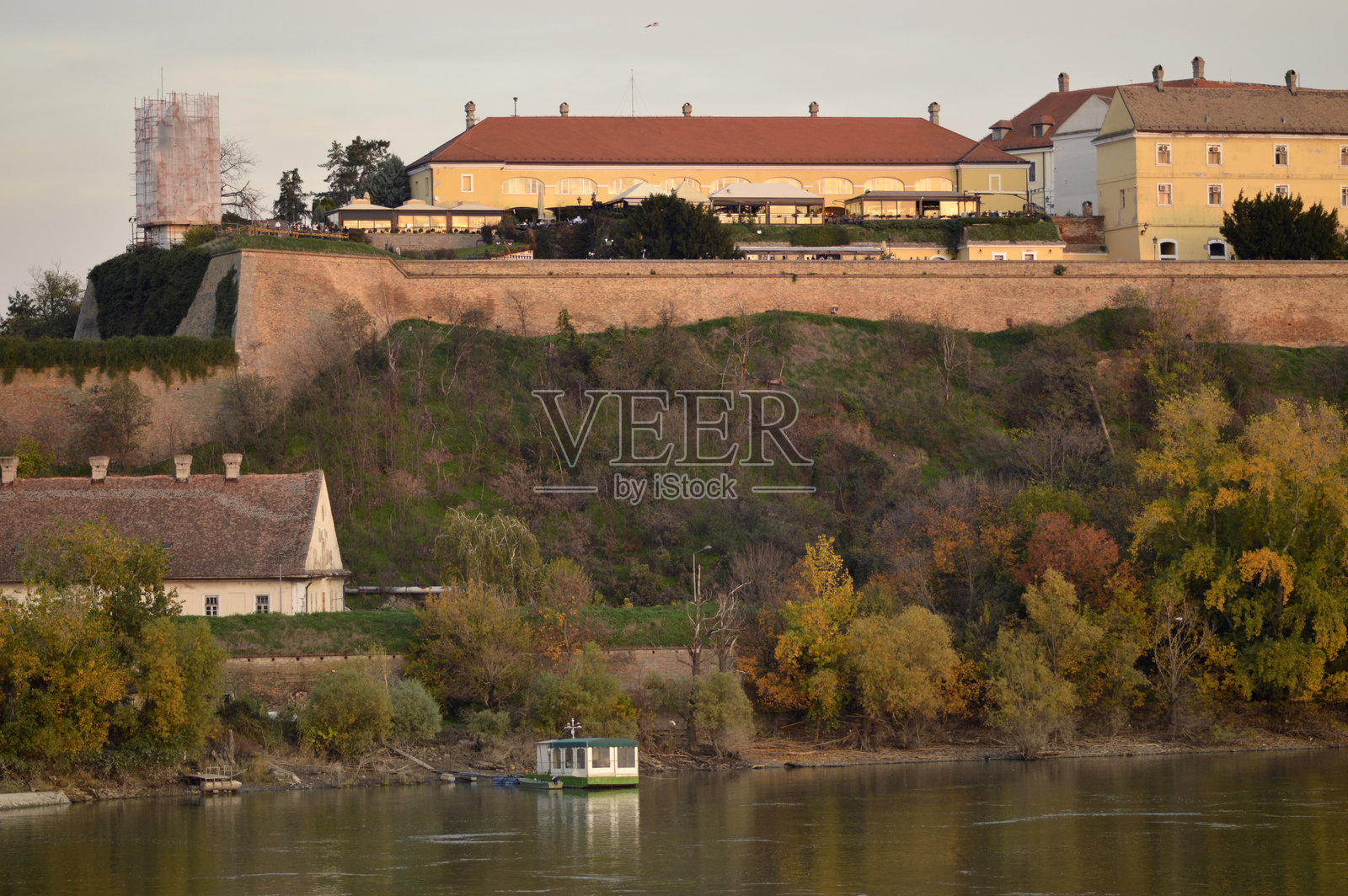 十一月秋日阳光下的彼得罗瓦拉丁城堡，从新 वेगवेग nhìn ra照片摄影图片