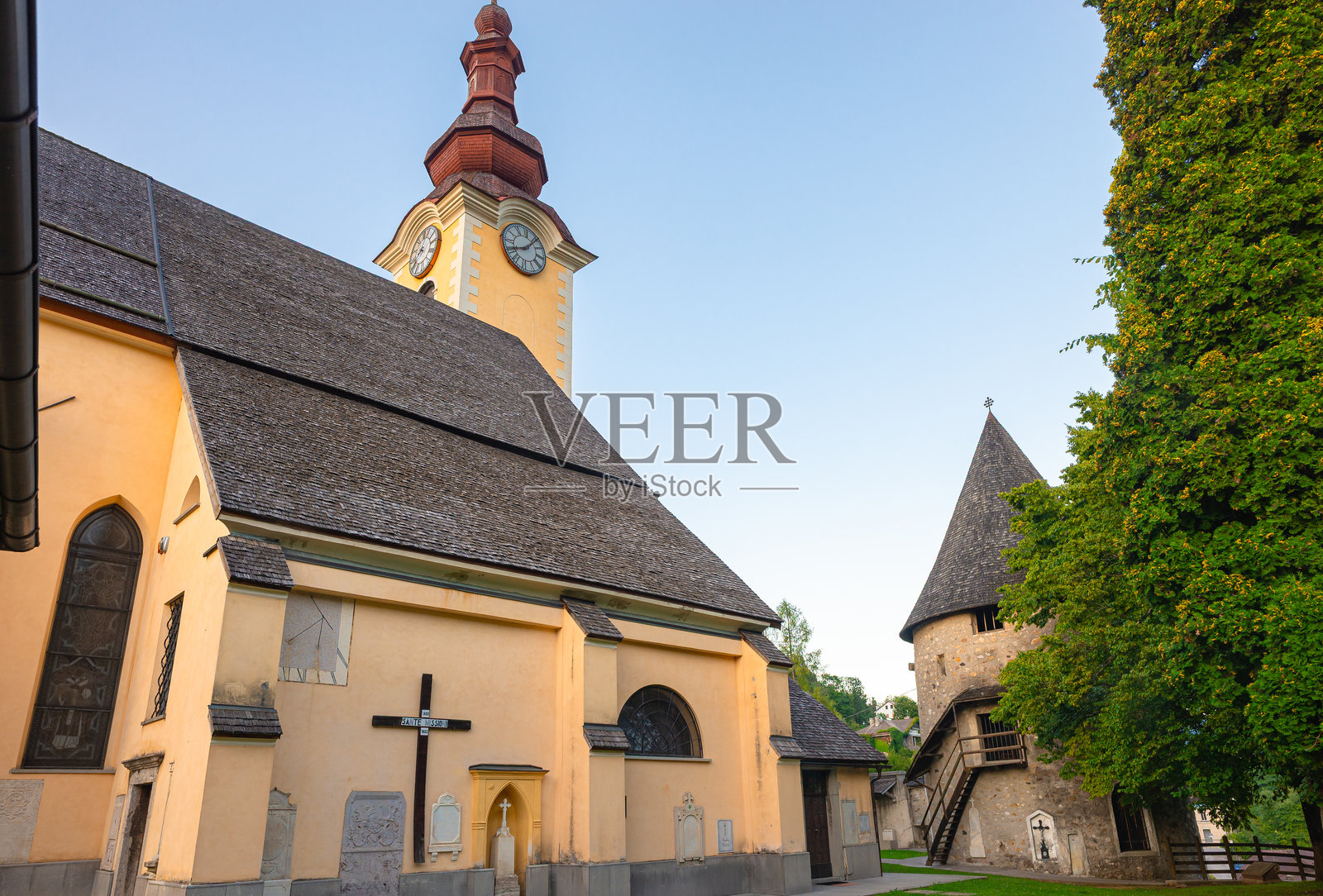 意大利小镇塔尔维西奥的风景如画的教堂,带有钟楼和历史悠久的堡垒。照片摄影图片