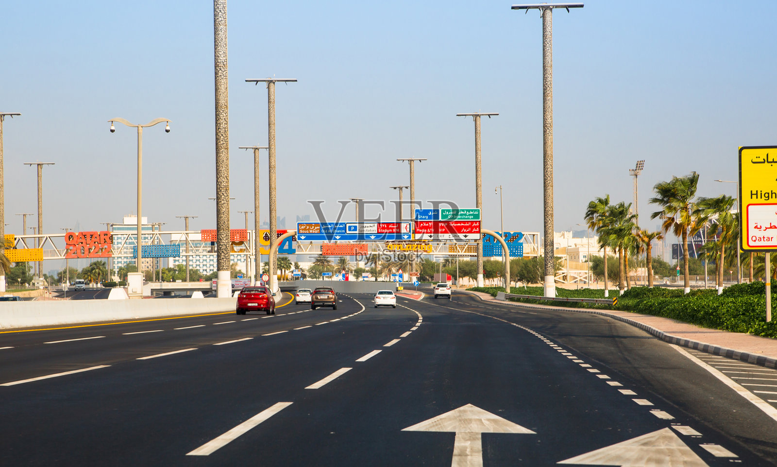 卡塔尔，多哈 - 2025年9月5日：通往多哈市中心的路照片摄影图片