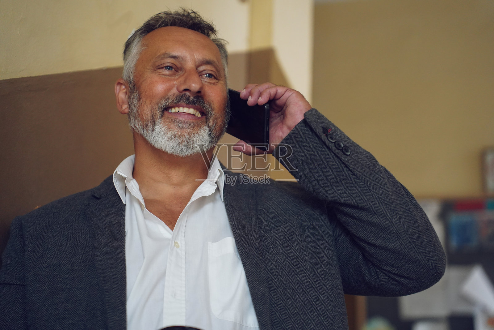 年长的老师在学校走廊享受咖啡休息时间照片摄影图片