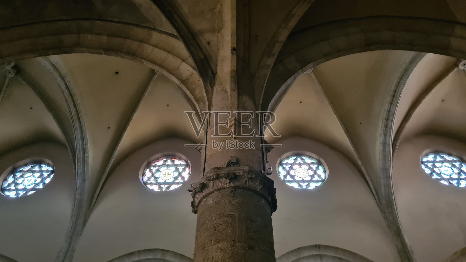 法国南部利穆的圣马丁教堂内饰，精美的六芒星玫瑰窗照片摄影图片