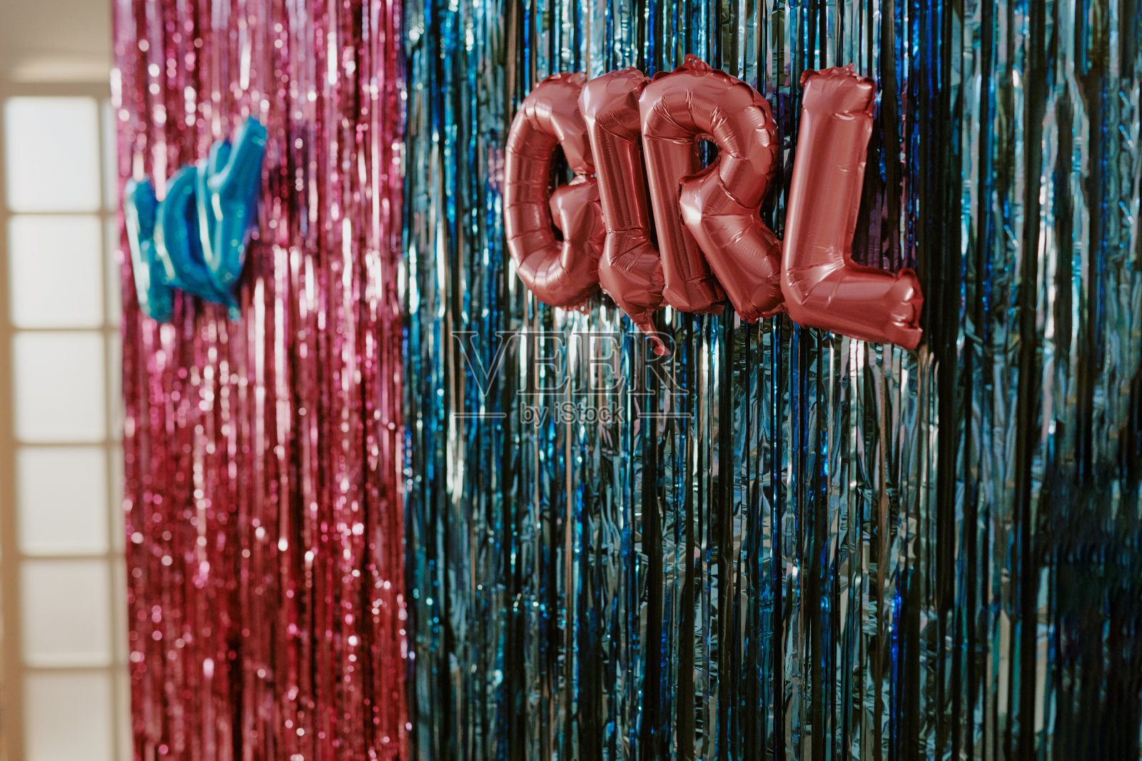 闪亮的金属派对背景前悬挂着粉色女孩气球字母照片摄影图片