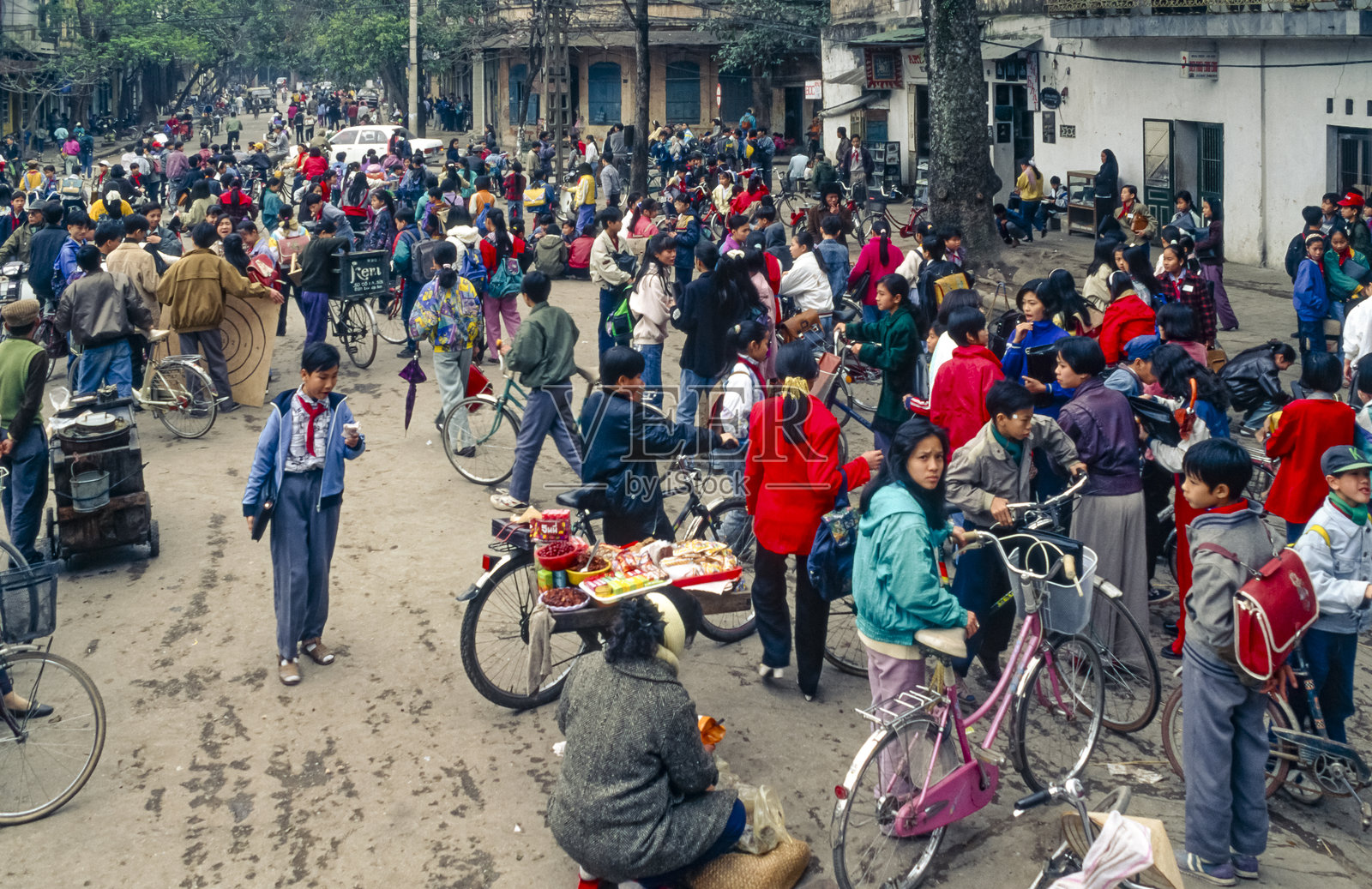 1995年3月28日，越南河内，学生们放学后在街上相遇的历史彩色照片照片摄影图片
