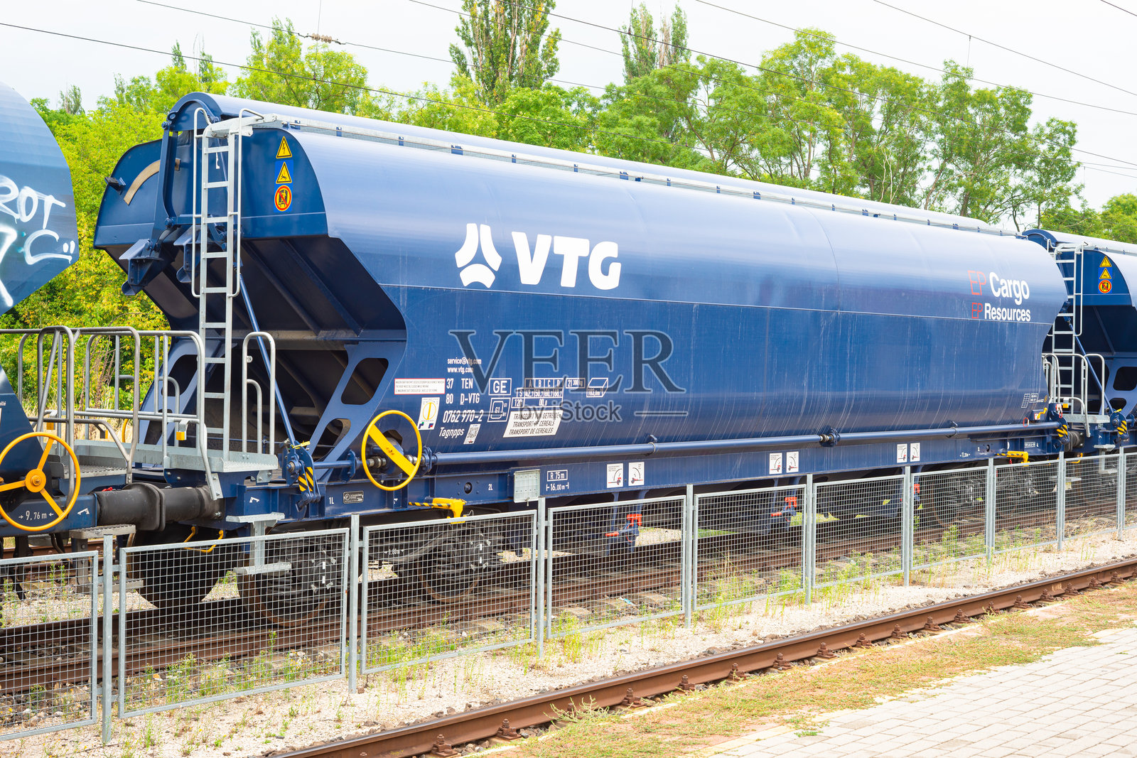 现代货运火车车厢在轨道上运输（户外）照片摄影图片