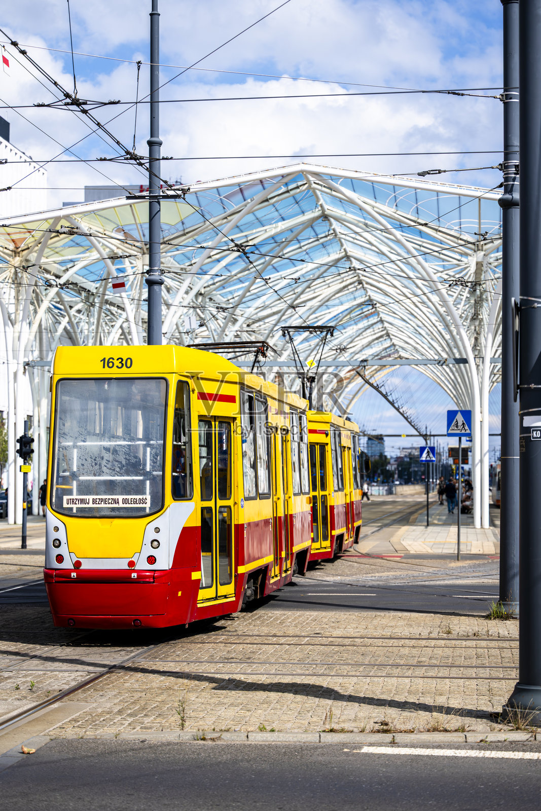 波兰罗兹,中央大街电车站的电车。照片摄影图片