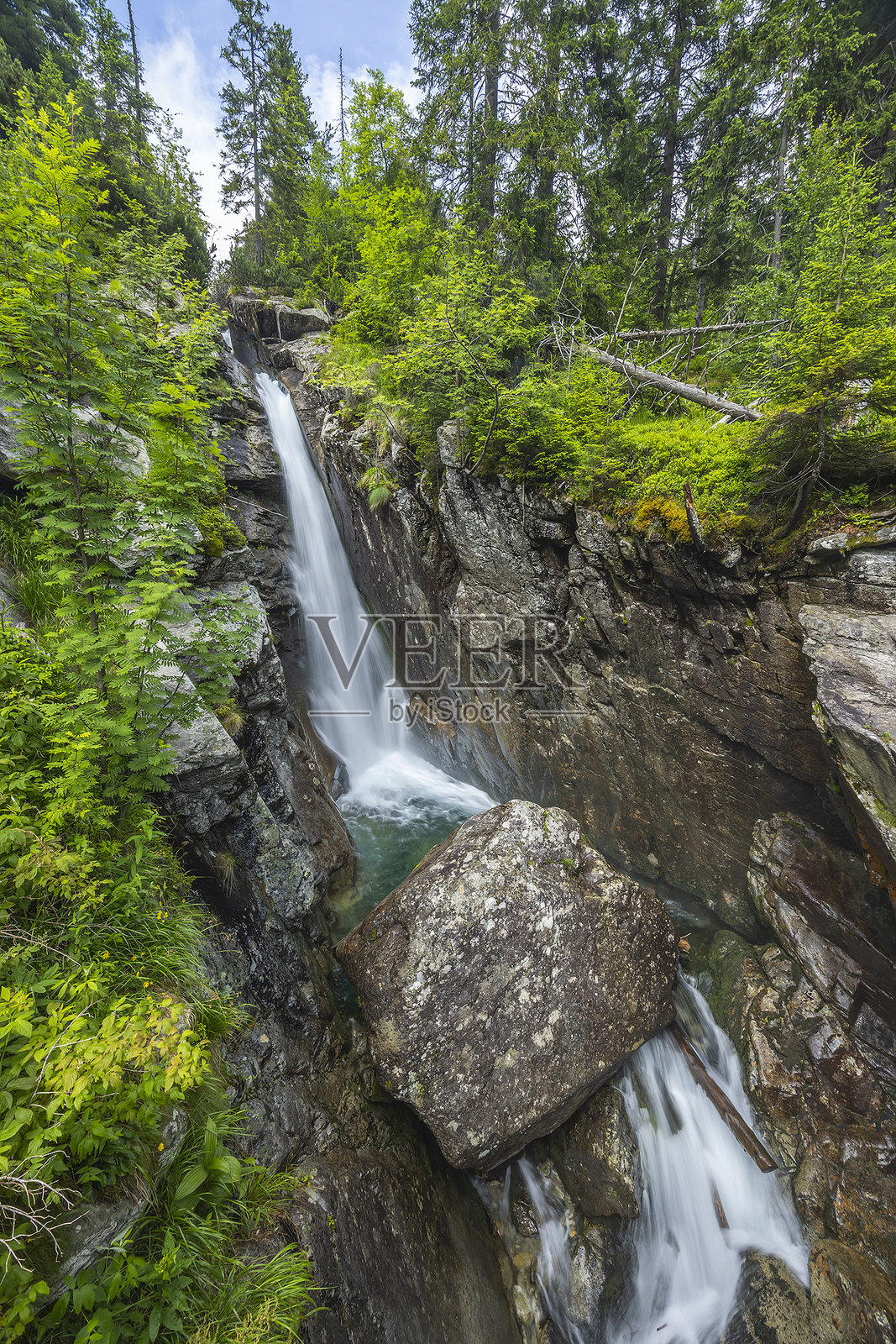 斯洛伐克高塔特拉山上的巨大瀑布（Obrovsky vodopad）照片摄影图片