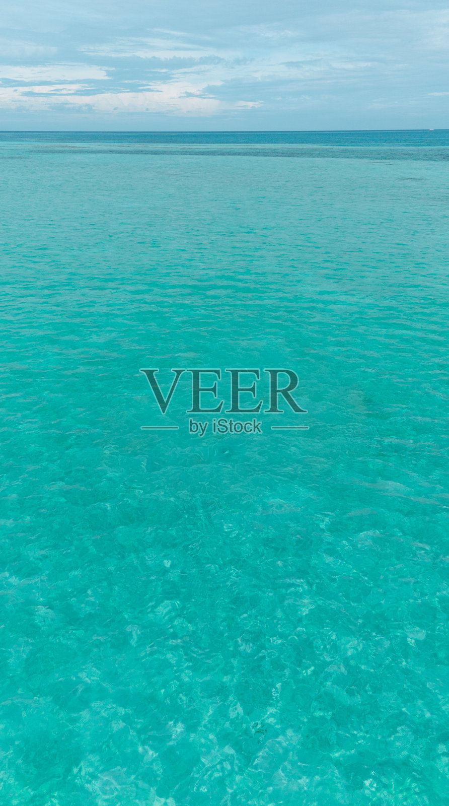 马尔代夫五星级度假村的空中天堂景色，配有水上平房。照片摄影图片