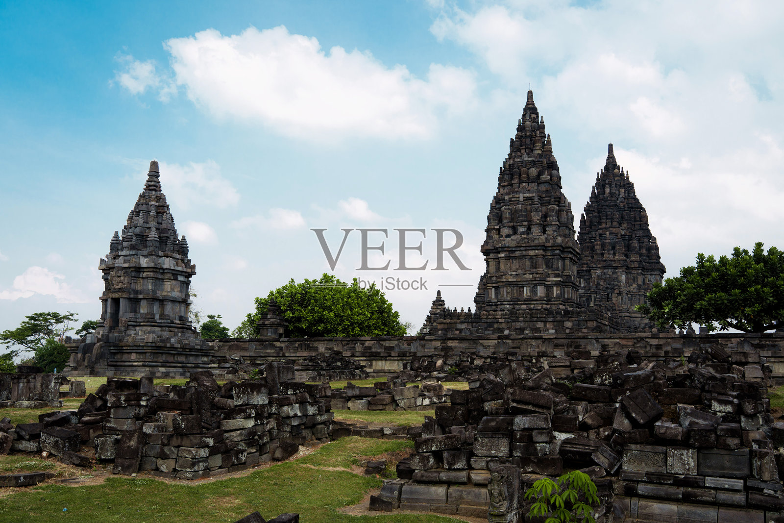 蓝天下的古老寺庙建筑群婆罗浮屠照片摄影图片