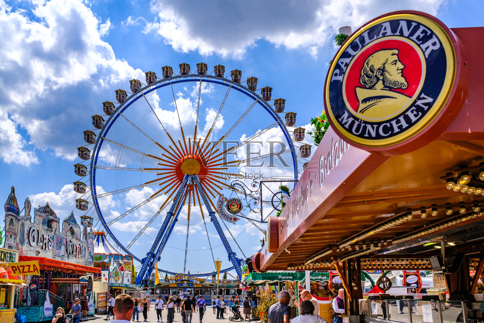 游乐园里的标准摩天轮照片摄影图片