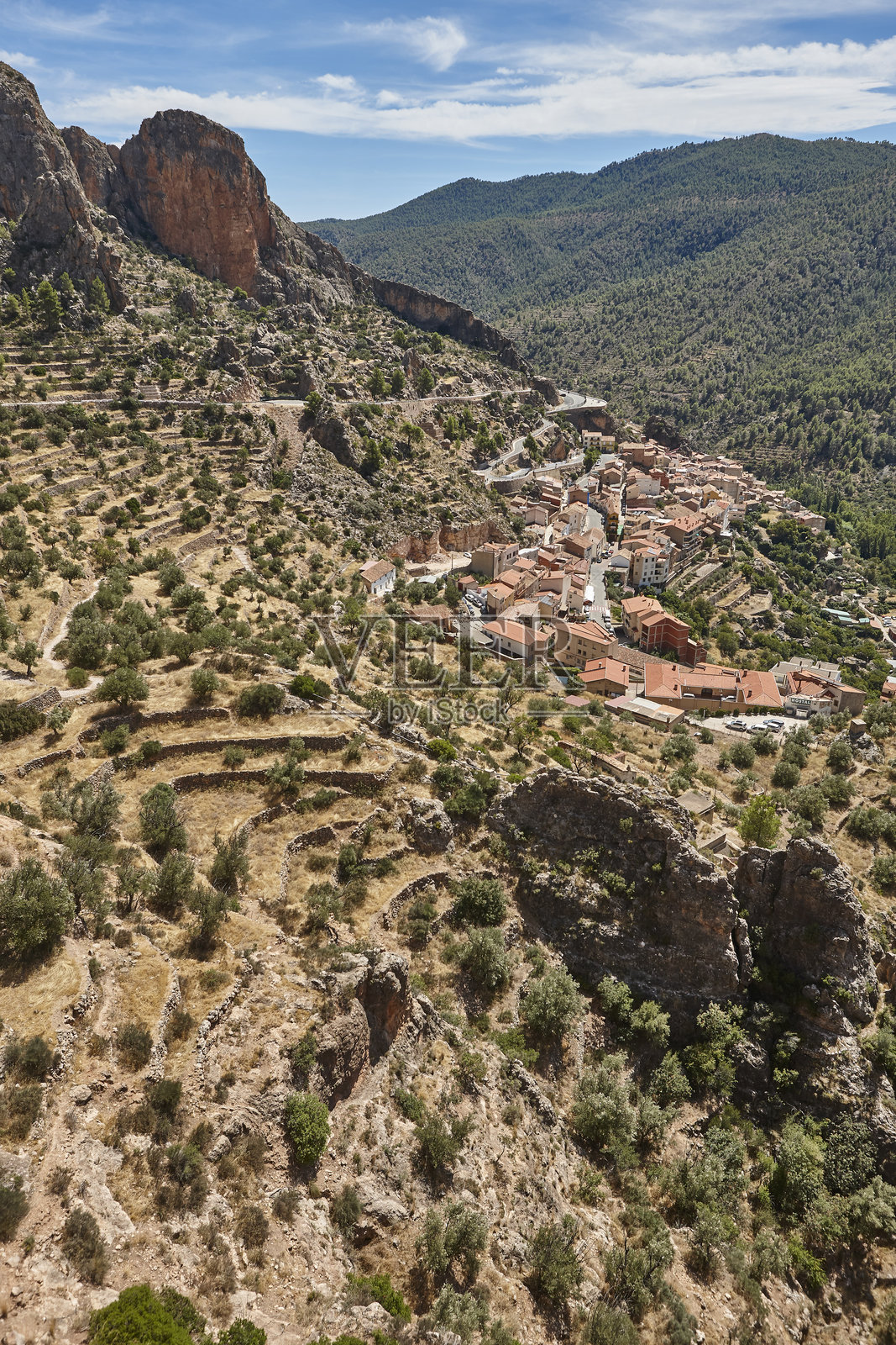 风景如画的村庄梯田。艾娜，卡斯蒂利亚-拉曼恰，阿尔瓦塞特，西班牙照片摄影图片