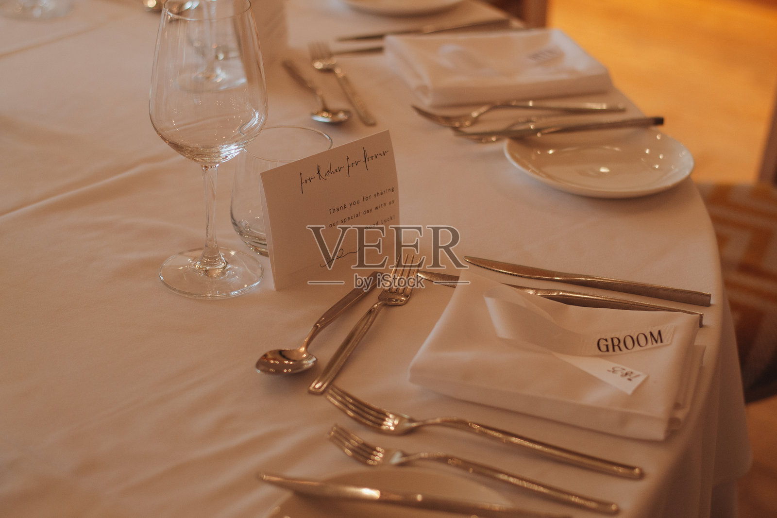 婚礼日餐桌布置，配有白色餐盘照片摄影图片