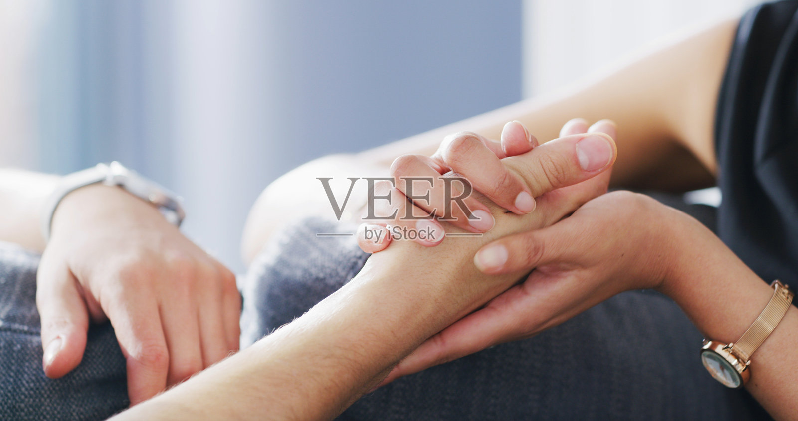 家，一对夫妇牵手象征着爱、信任和伴侣间的连接，承诺、支持、关怀和婚姻中的忠诚与依恋，以及家庭生活中的情感纽带。照片摄影图片