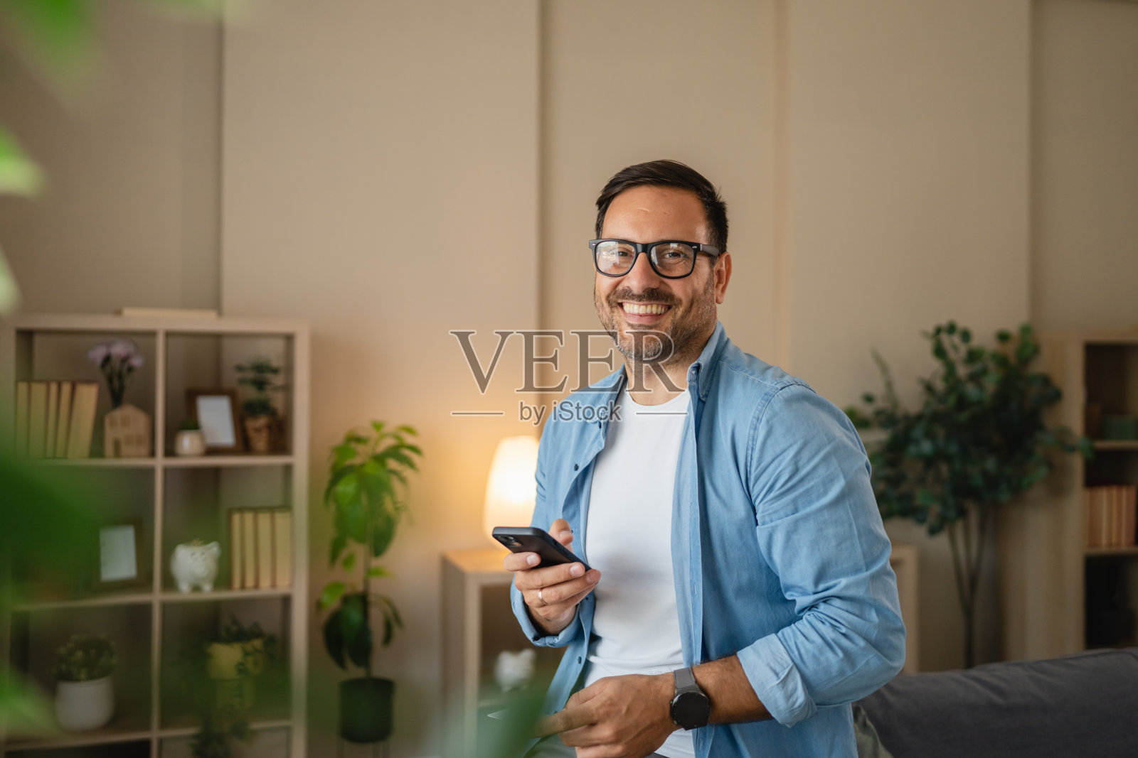 男人在家用信用卡和智能手机在线购物照片摄影图片