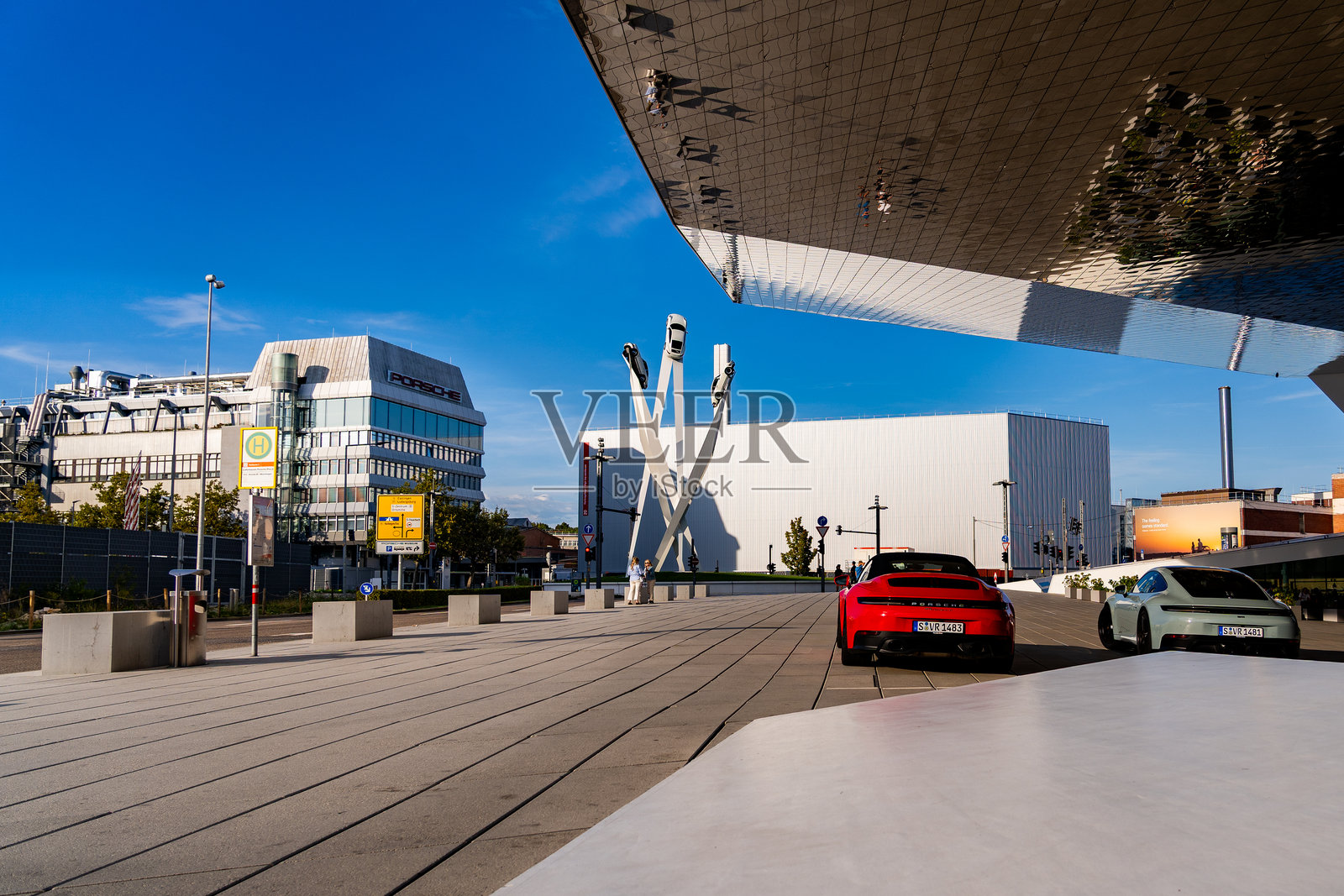 2025年9月20日，德国斯图加特保时捷博物馆的保时捷广场雕塑和游客照片摄影图片