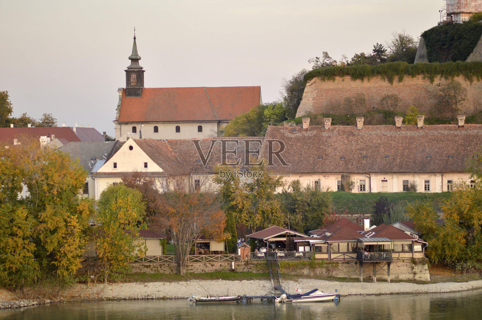 秋日暖阳下的彼得罗瓦拉丁要塞，十一月，从新 करताना看到的景象照片摄影图片