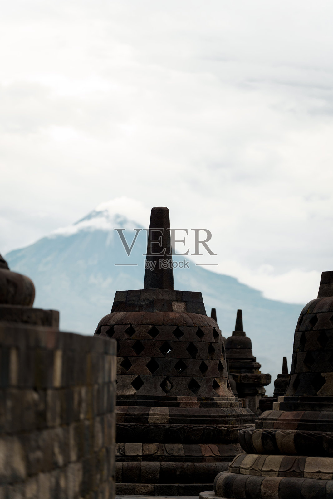 山景背景下的古代佛塔照片摄影图片