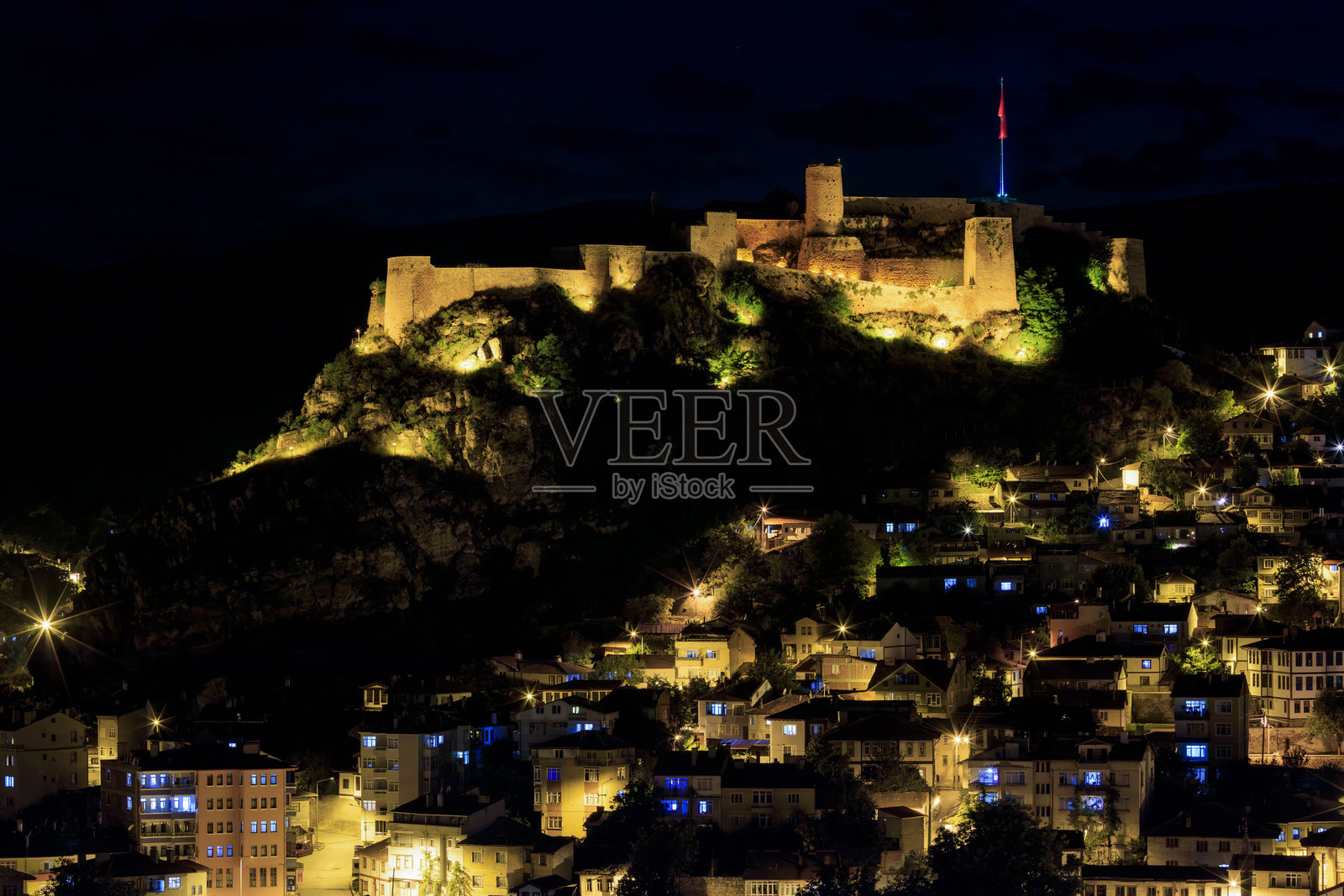 夜幕下的卡斯塔莫努城堡与城市景观，土耳其卡斯塔莫努照片摄影图片