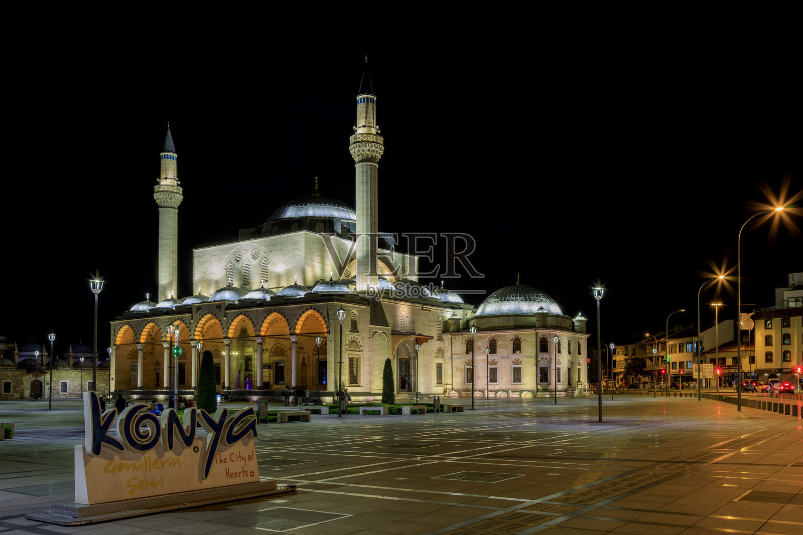 土耳其科尼亚夜景塞利米耶清真寺指示牌照片摄影图片