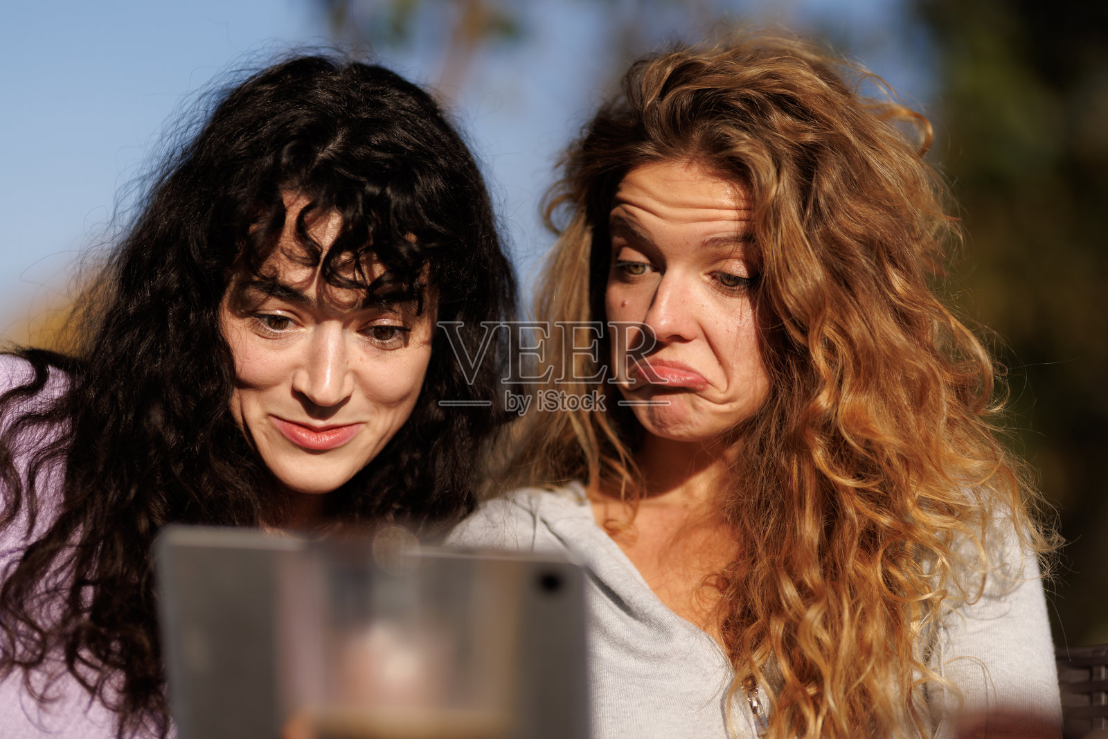 朋友们在阳光明媚的下午外出，分享着轻松愉快的时刻，欢声笑语点亮了整个氛围。照片摄影图片