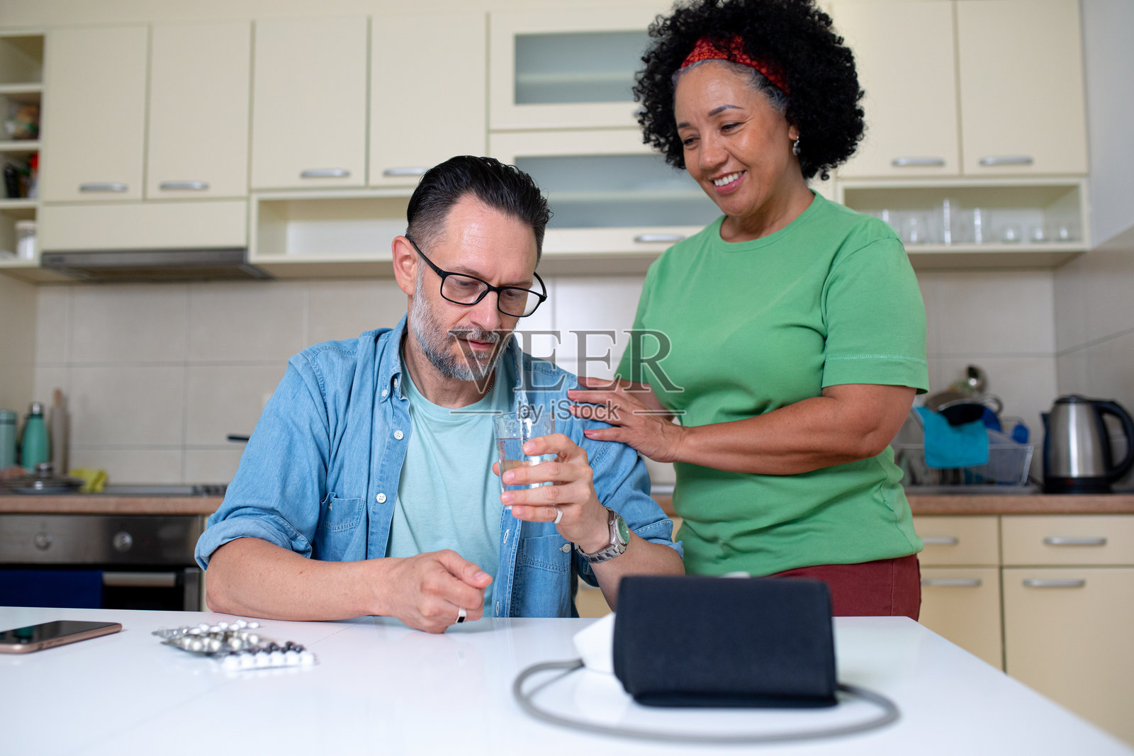 成熟的成年夫妇在家管理健康，服用药物 - 图片素材照片摄影图片