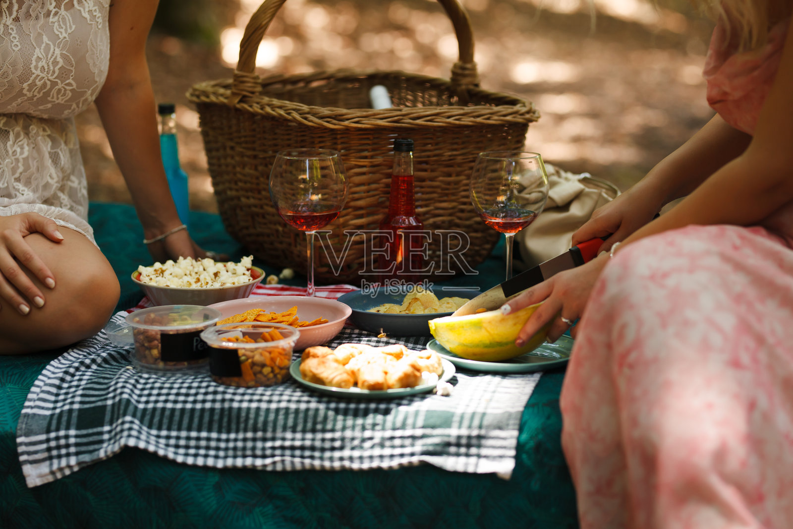 在阳光明媚的公园里，与美食、饮品和好友们共享悠闲野餐，创造难忘的户外体验。照片摄影图片