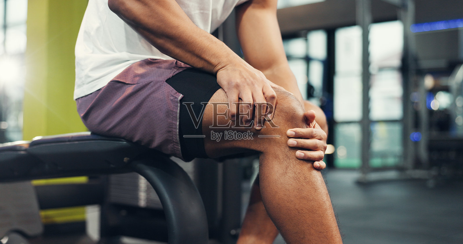 健身、膝盖受伤和健身房人员的手，用于体育训练或锻炼事故。锻炼、腿部和劳损，以及健康俱乐部的受伤运动员，用于紧急情况、关节炎症或疼痛。照片摄影图片