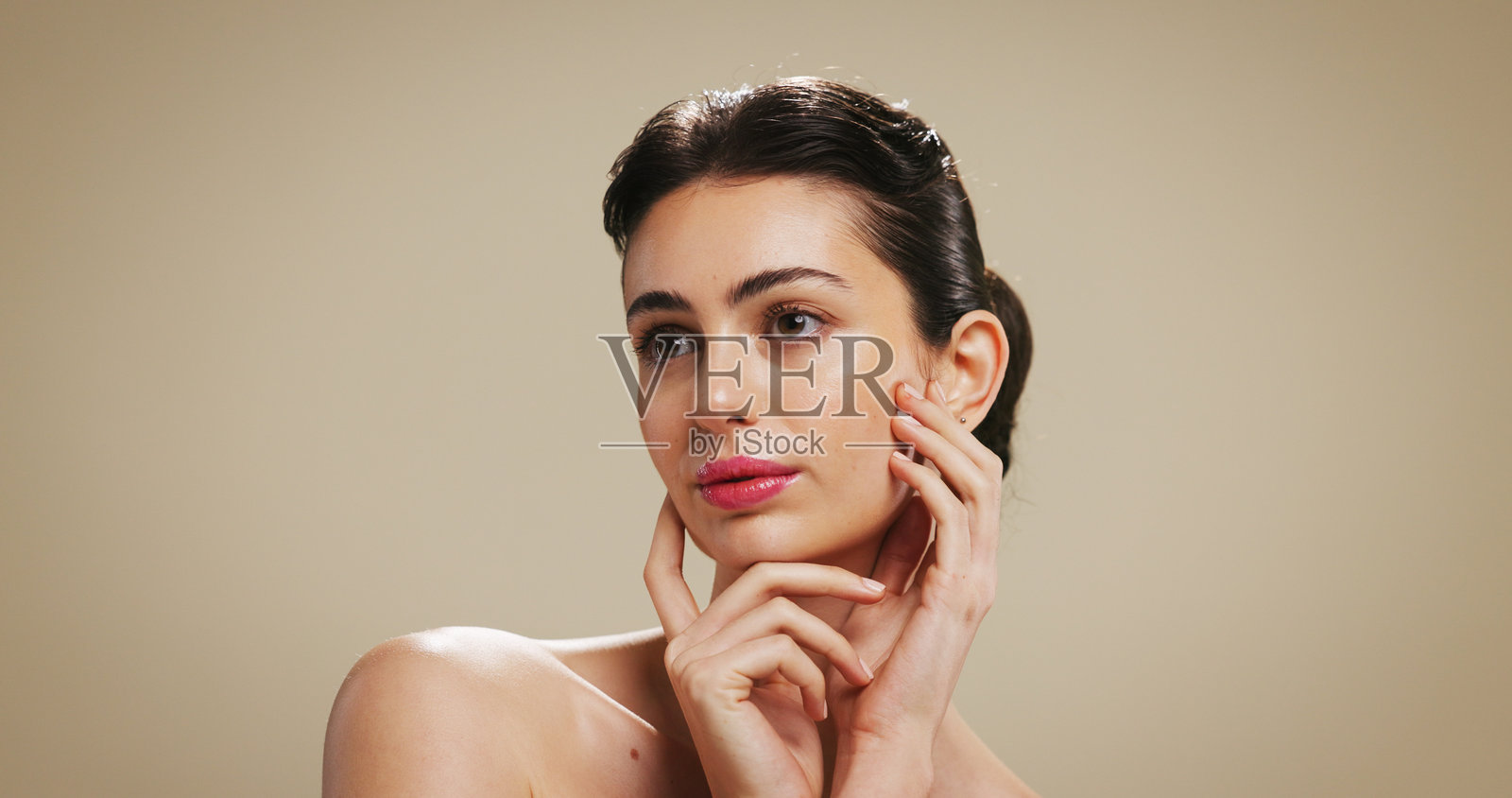 工作室里的护肤、美容和女性，用于沙龙美学、改造和化妆品。皮肤科，模拟空间和有面部光泽、闪耀和自我护理的人的脸，背景为棕色。照片摄影图片