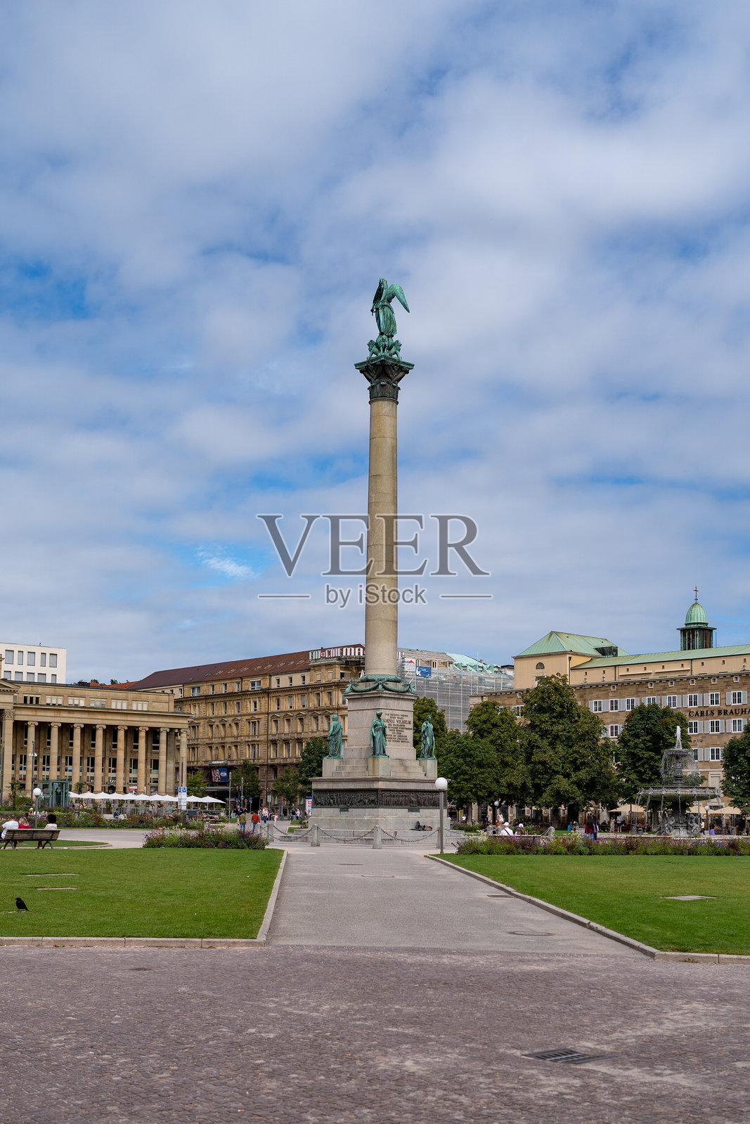 德国斯图加特王宫广场的禧年柱和国王大厦 – 2025年8月31日照片摄影图片