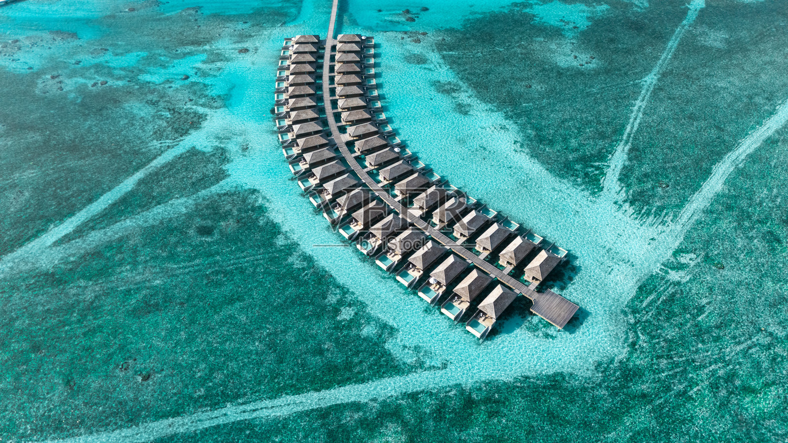 马尔代夫五星级度假村，坐拥碧绿的海水，置身于热带天堂。照片摄影图片