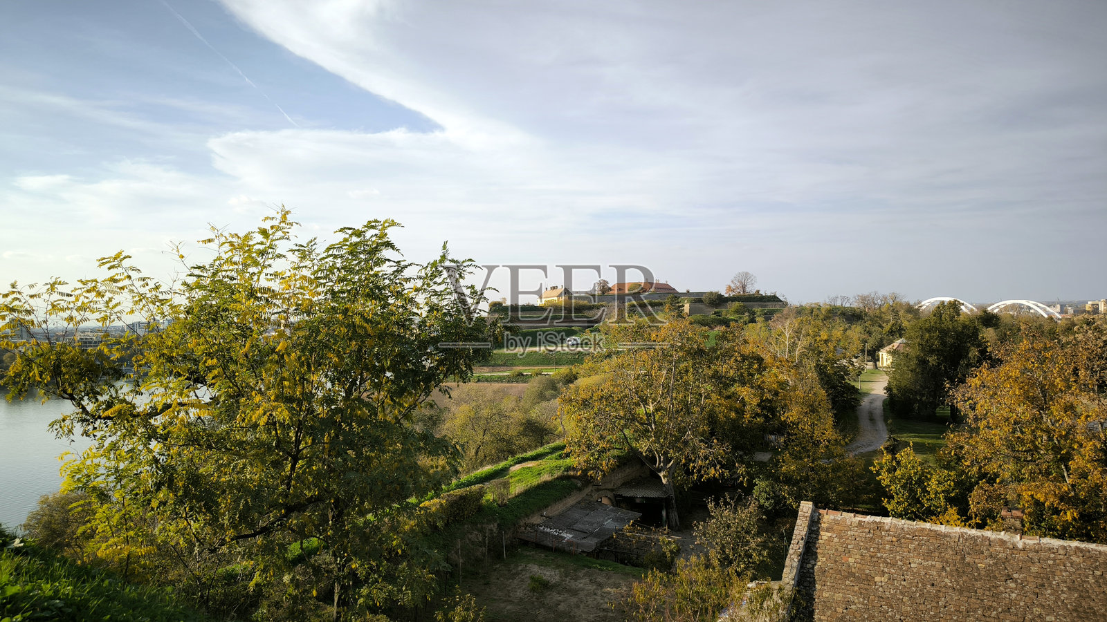 秋日暖阳下，色彩斑斓的秋季风光环绕着彼得罗瓦拉丁城堡，时值十一月。照片摄影图片