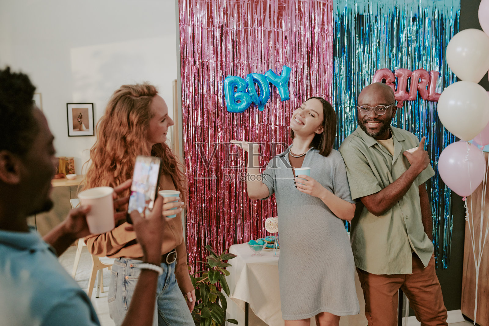 室内多元化青年男女性别揭晓派对庆祝照片摄影图片