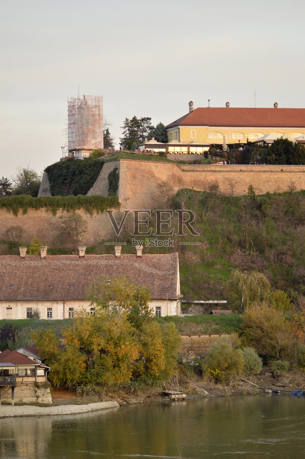 十一月阳光明媚的秋日，从诺维萨德看到的彼得罗瓦拉丁城堡照片摄影图片