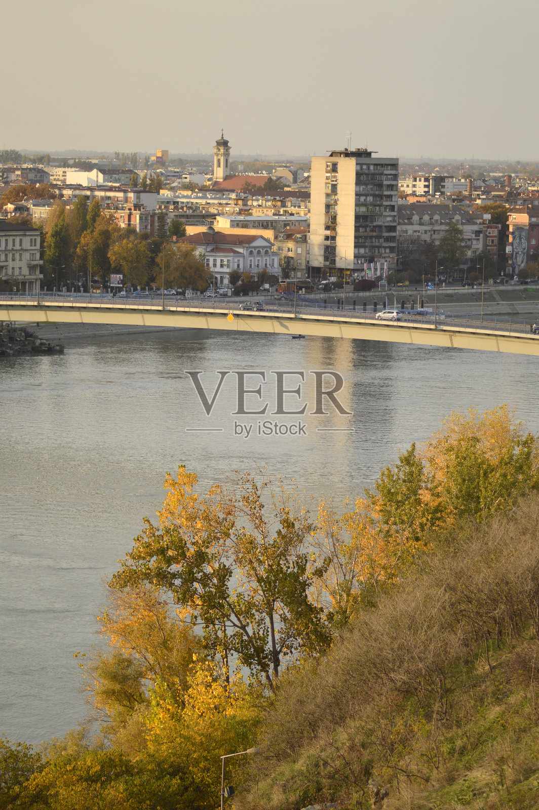 秋日十一月，阳光明媚，从彼得罗瓦拉丁城堡俯瞰多瑙河风光照片摄影图片