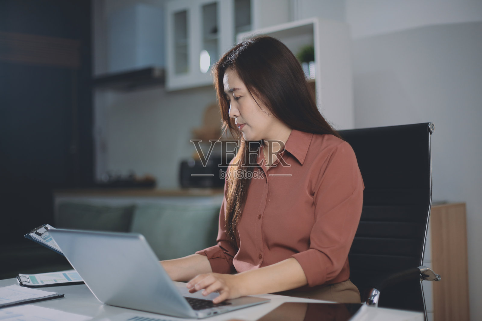 一位年轻的西班牙裔职业女性站在办公室里。一位快乐的女公司高管、微笑的女商界领袖、企业家、企业领导者、经理正在看着镜头使用平板电脑。照片摄影图片
