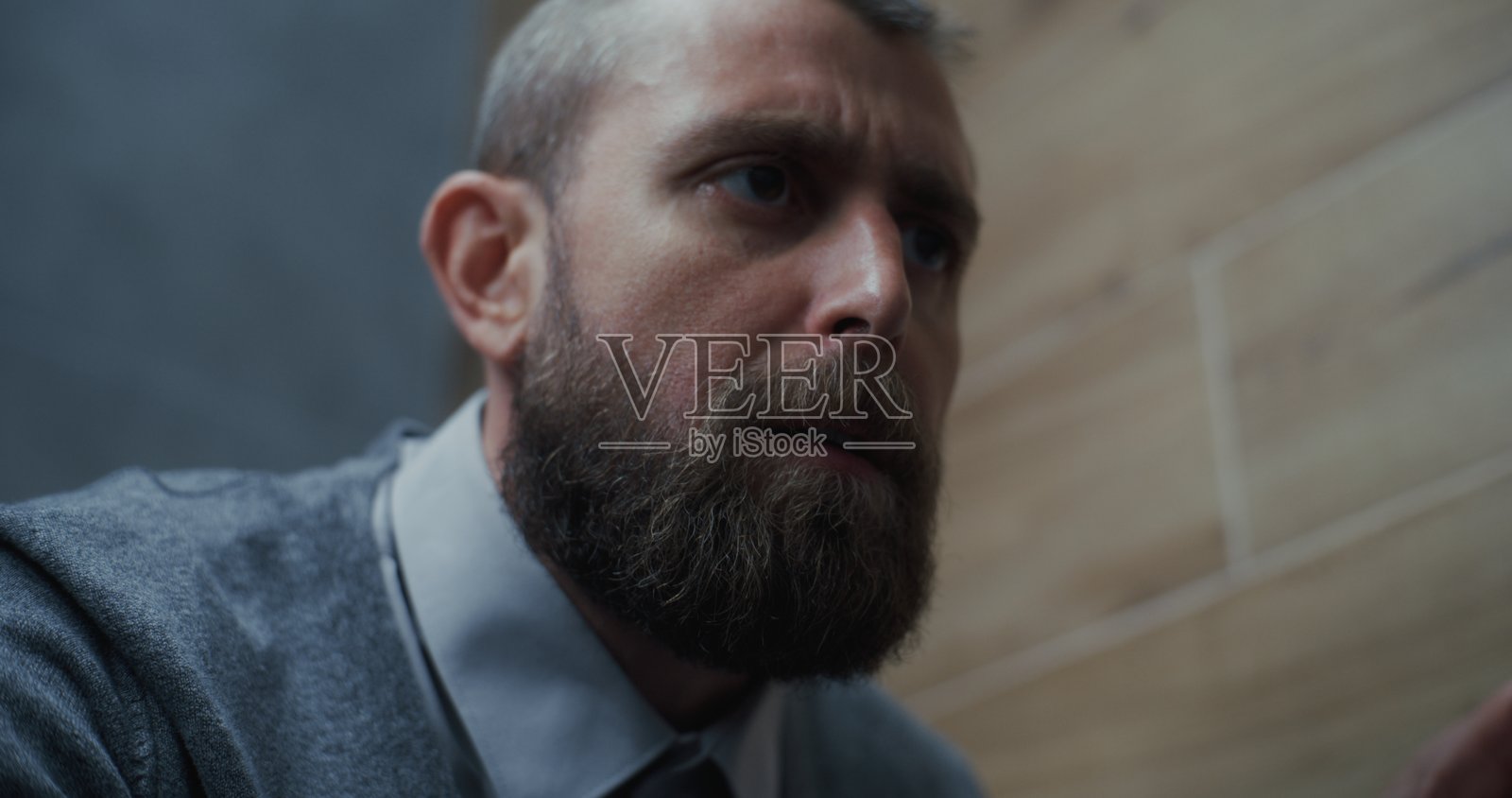 特写：男子坐在马桶上，在卫生间腹泻并胃痛照片摄影图片