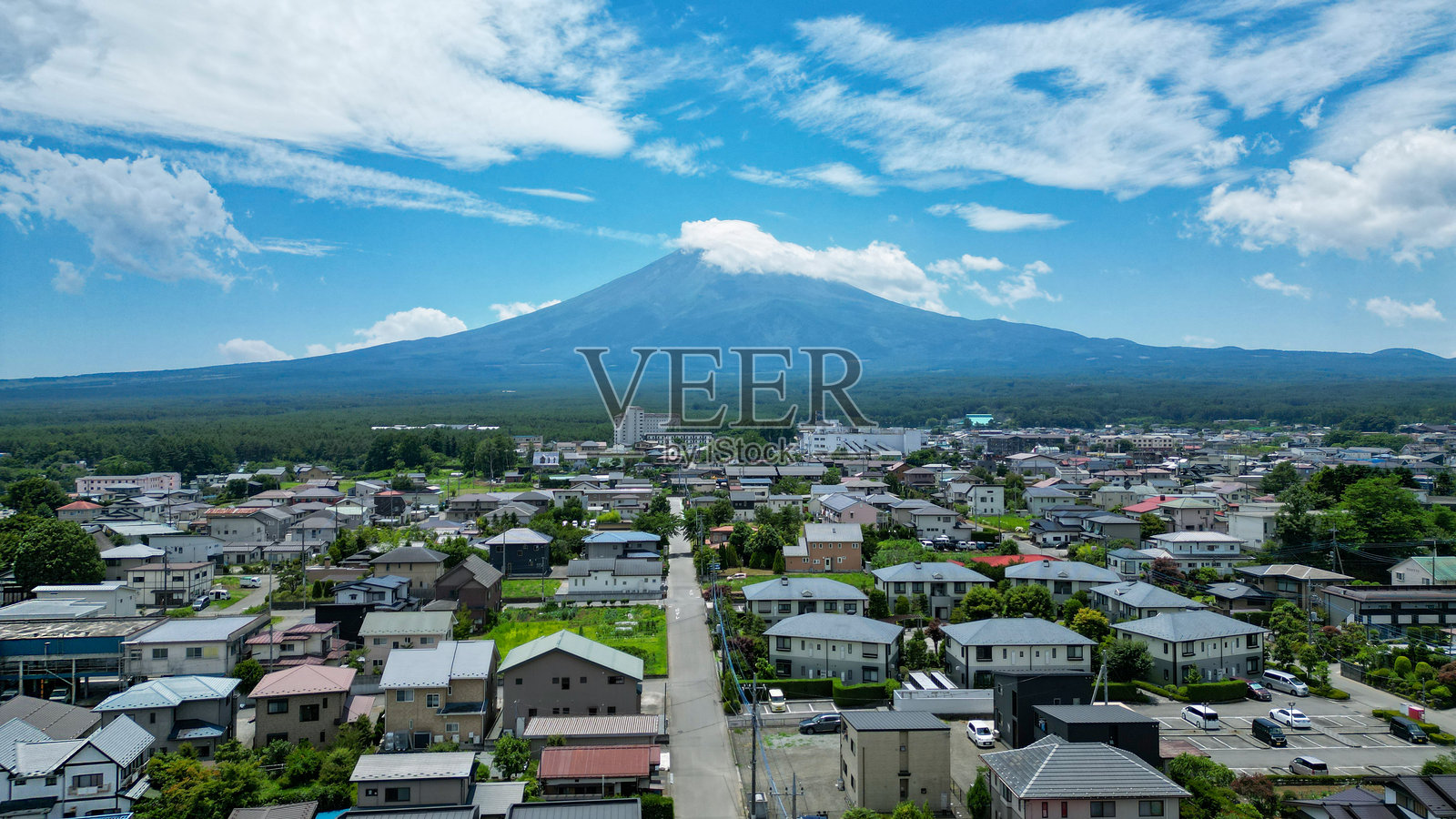 俯瞰日本村庄，背靠富士山照片摄影图片