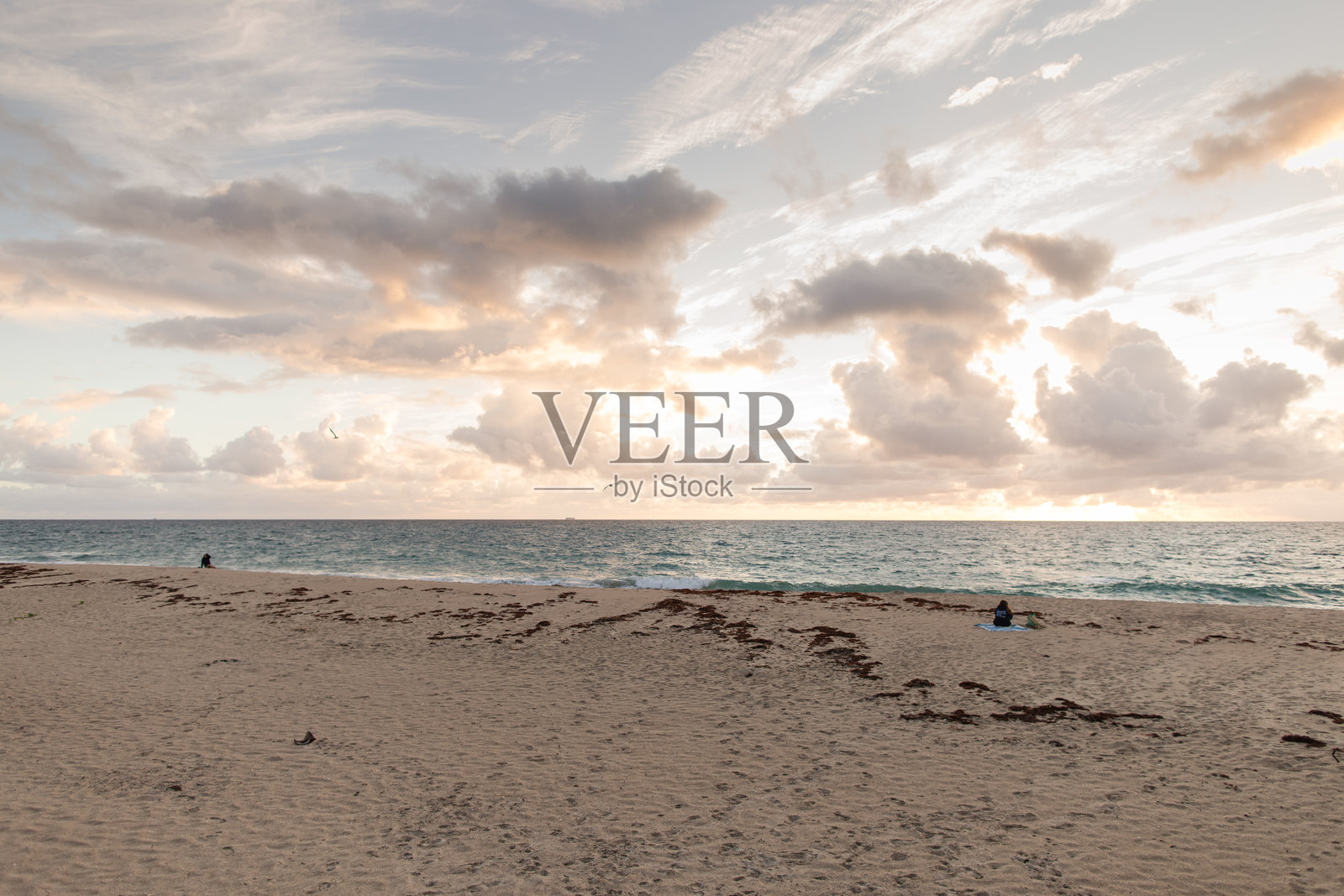 2025年9月，佛罗里达州棕榈滩海滨的金色日出照片摄影图片