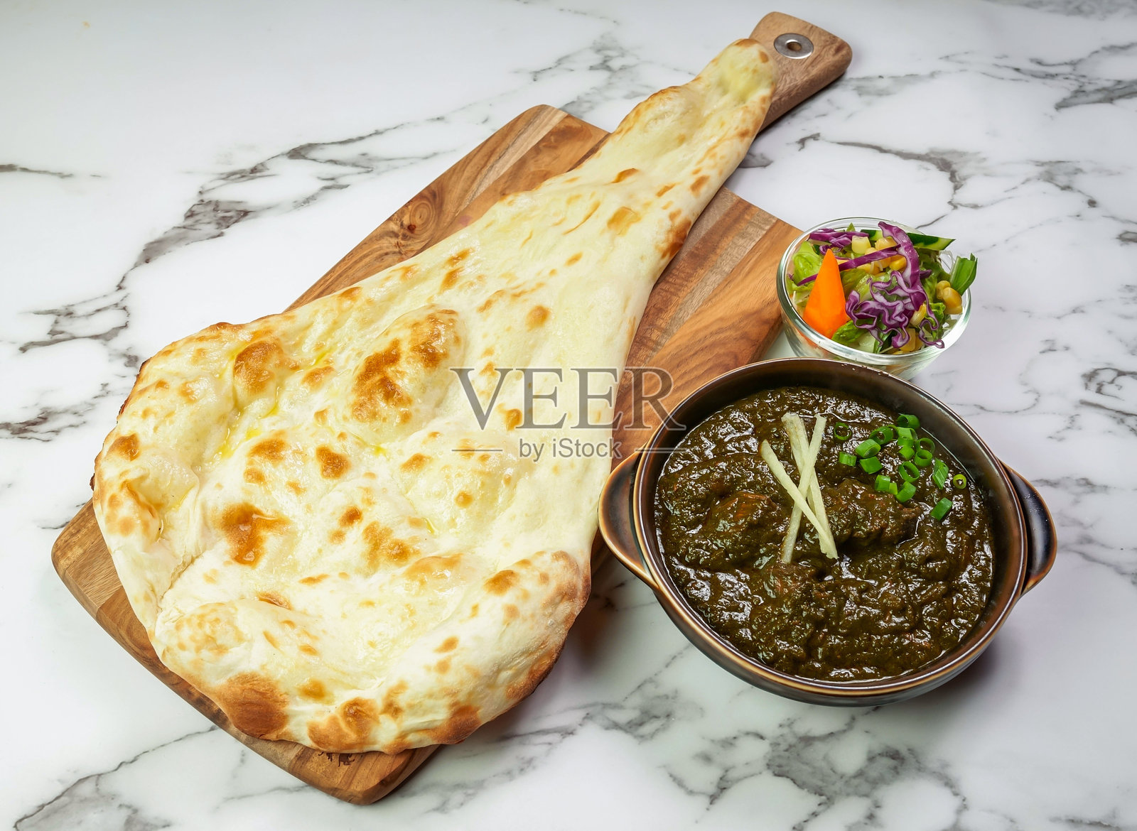 印度套餐：菠菜羊肉咖喱、印度烤饼和沙拉，孤立在白色大理石背景上，印度美食俯视图照片摄影图片