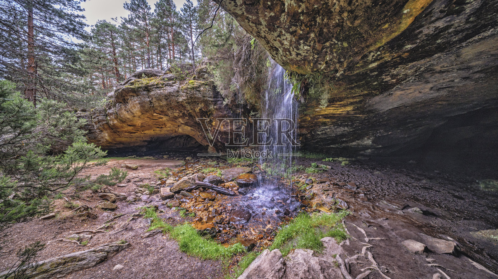 西班牙卡斯蒂利亚-莱昂索里亚省乌尔比翁山脉杜鲁埃洛德拉谢拉塞雷纳秋季洞穴照片摄影图片
