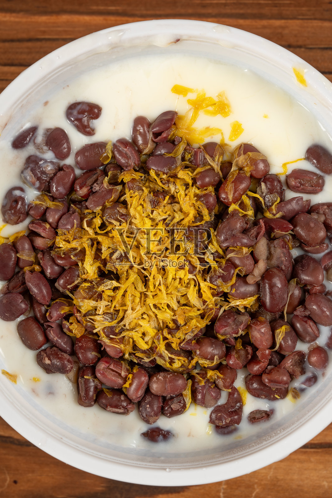 顶视图，红豆菊花双皮奶，竖构图照片摄影图片