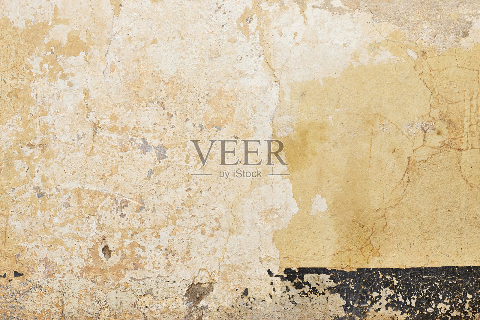 剥落石膏的旧墙壁纹理，底部有深色踢脚线照片摄影图片