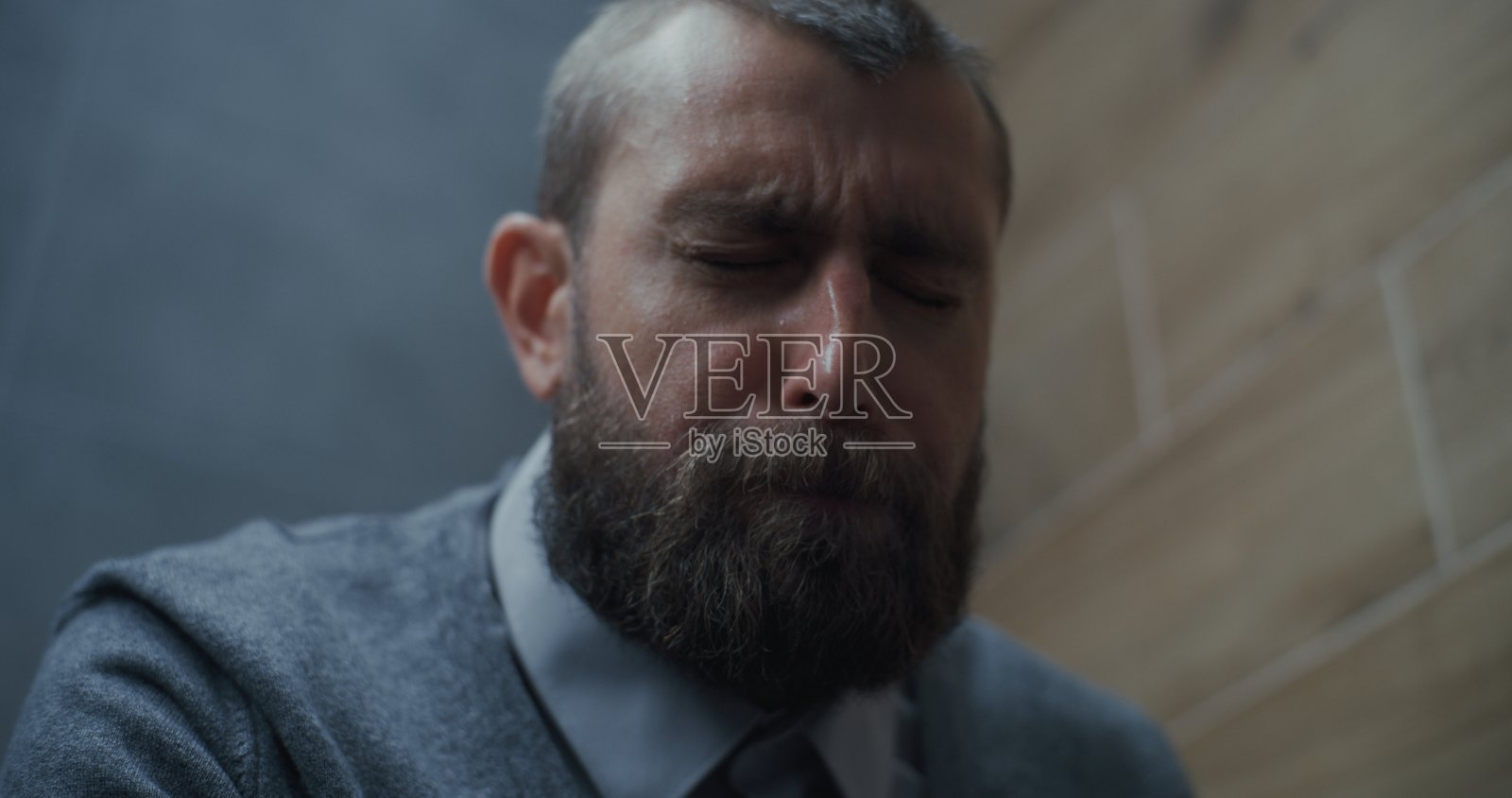 腹泻和消化不良的商人在马桶上照片摄影图片